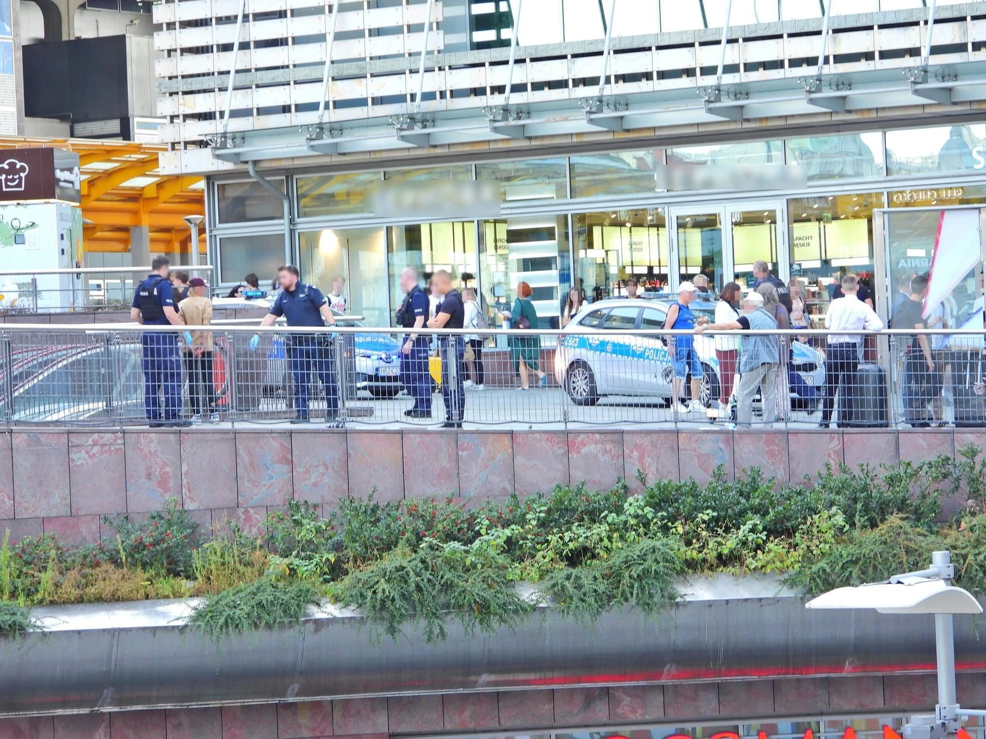KOSZMAR Atak nożem przed Złotymi Tarasami w Warszawie. Awantura zakończyła się dramatem