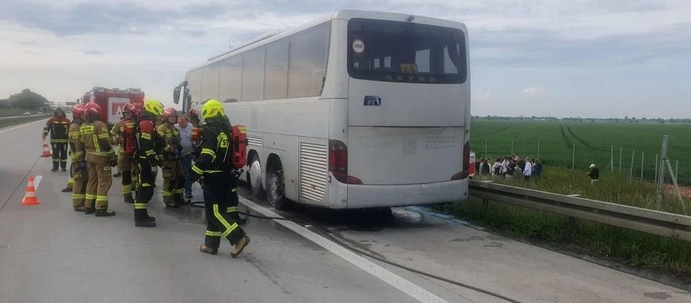 OGIEŃ I DYM Pożar autokaru przewożącego dzieci na A4! Dramatyczne sceny pod Wrocławiem