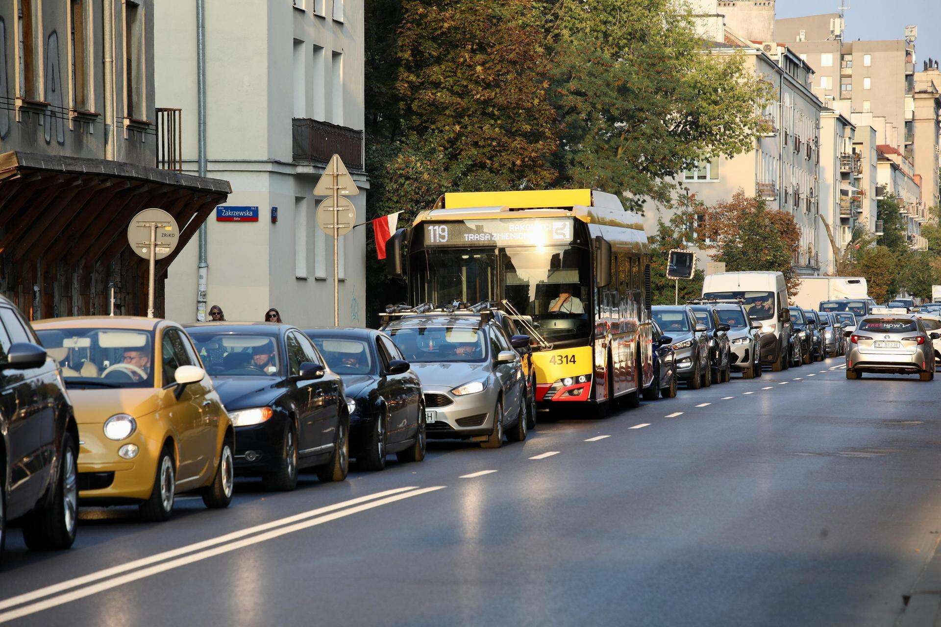 W PORANNYM SZCZYCIE Centrum Warszawy znów zablokowane, ulice nieprzejezdne. Co się dzieje?