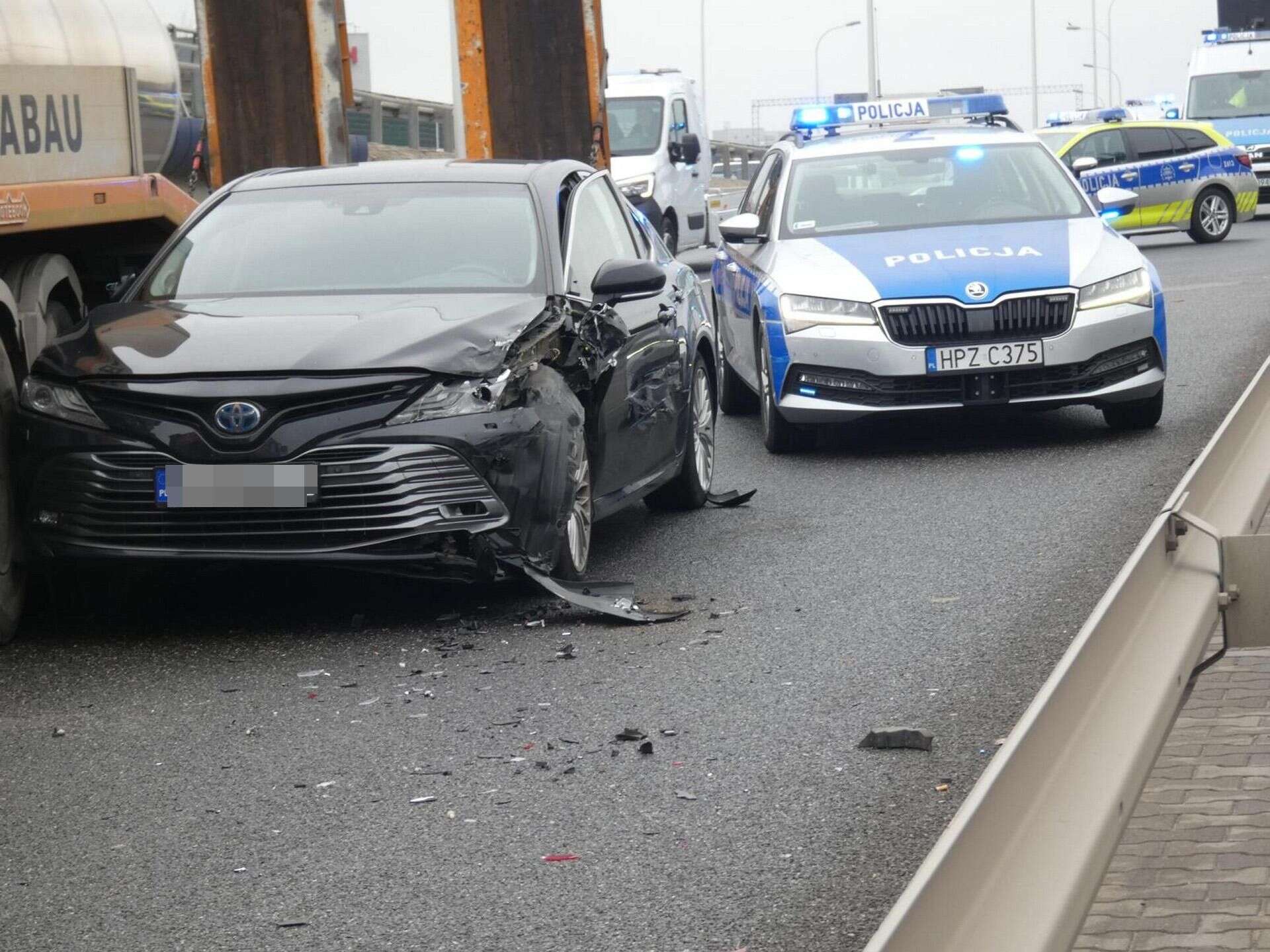 rozbite auta! Tajemniczy pościg w Al. Jerozolimskich zakończony kolizją. Duża akcja policji