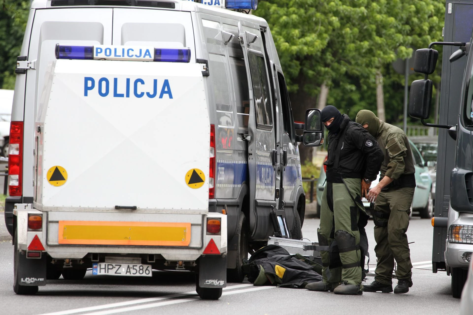 Ogromna akcja antyterrorystów w Warszawie. Zatrzymania, przeszukania i miliard zł ...