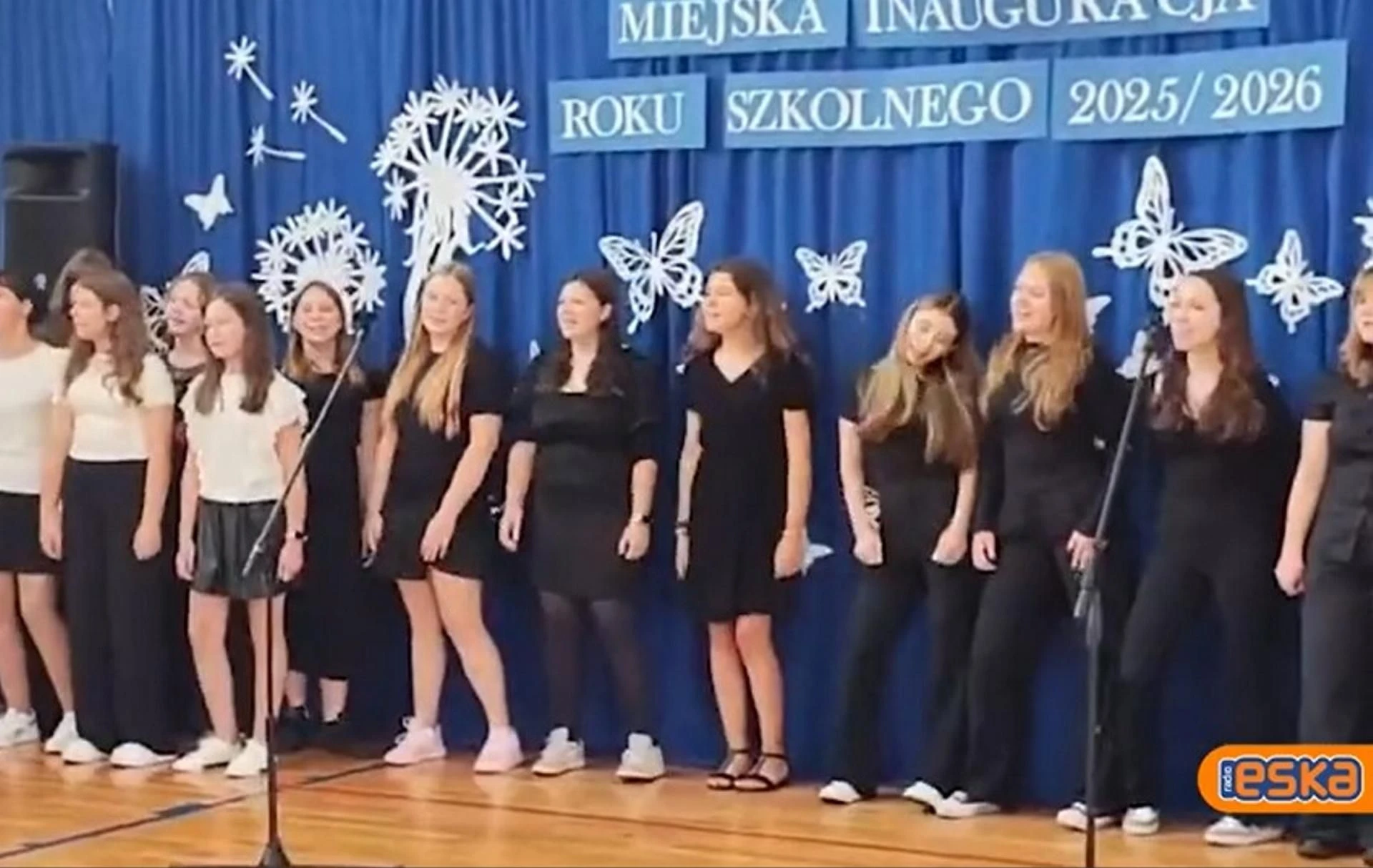 Wideo wyrwane z kontekstu Skandaliczna piosenka na rozpoczęcie roku szkolnego. Szkoła zabiera głos po aferze