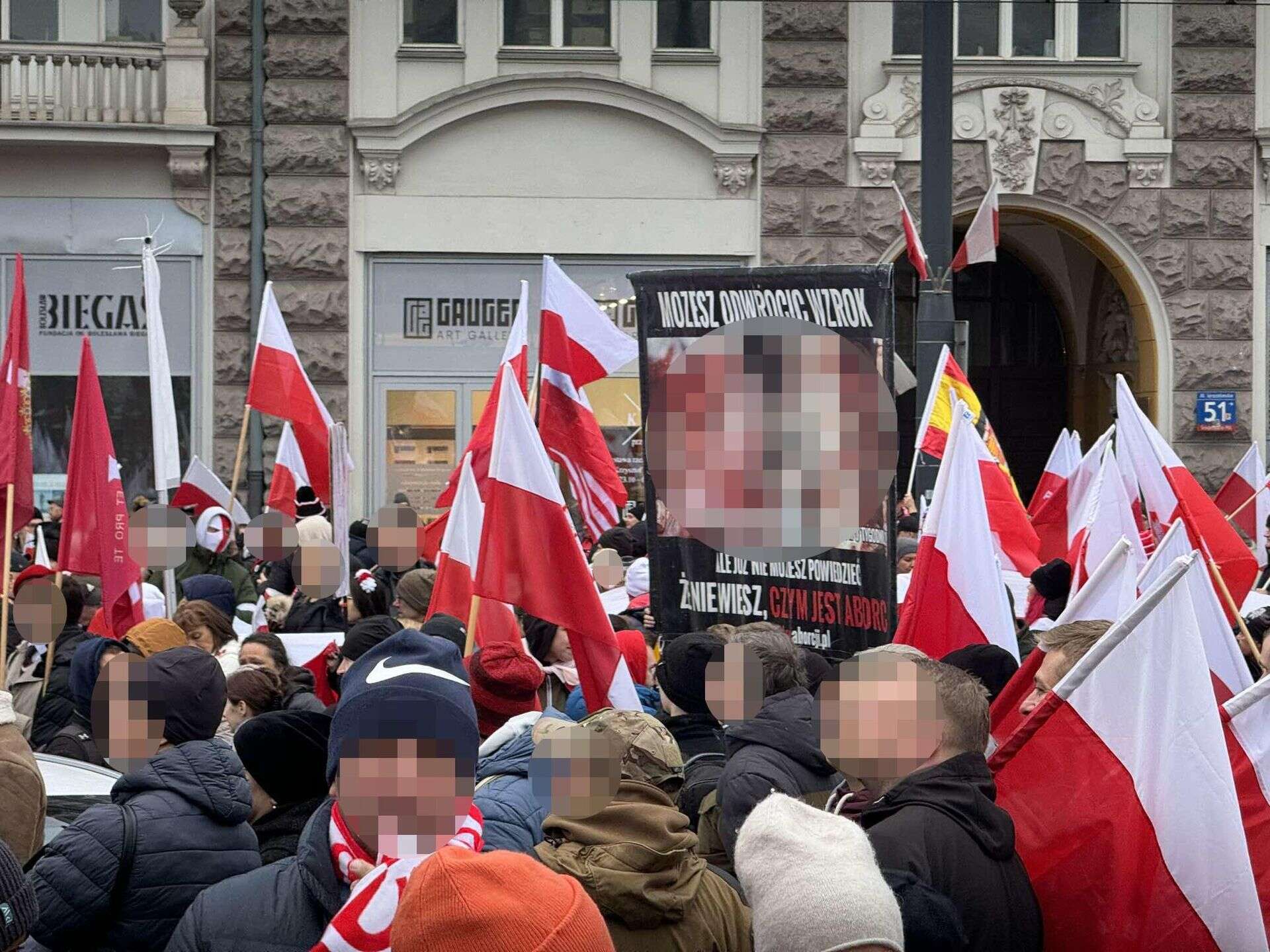 REPORTERZY „SE” DONOSZĄ Szokujące sceny na Marszu Niepodległości. Uczestnicy przyszli z drastycznymi billboa…