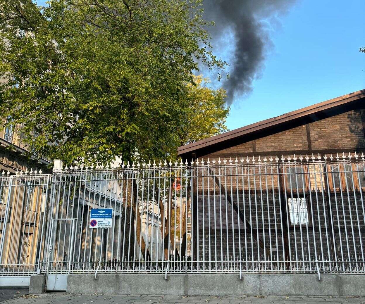 EWAKUACJA SIEDMIU OSÓB Kłęby czarnego dymu nad Pragą. Strażacy gaszą pożar kamienicy