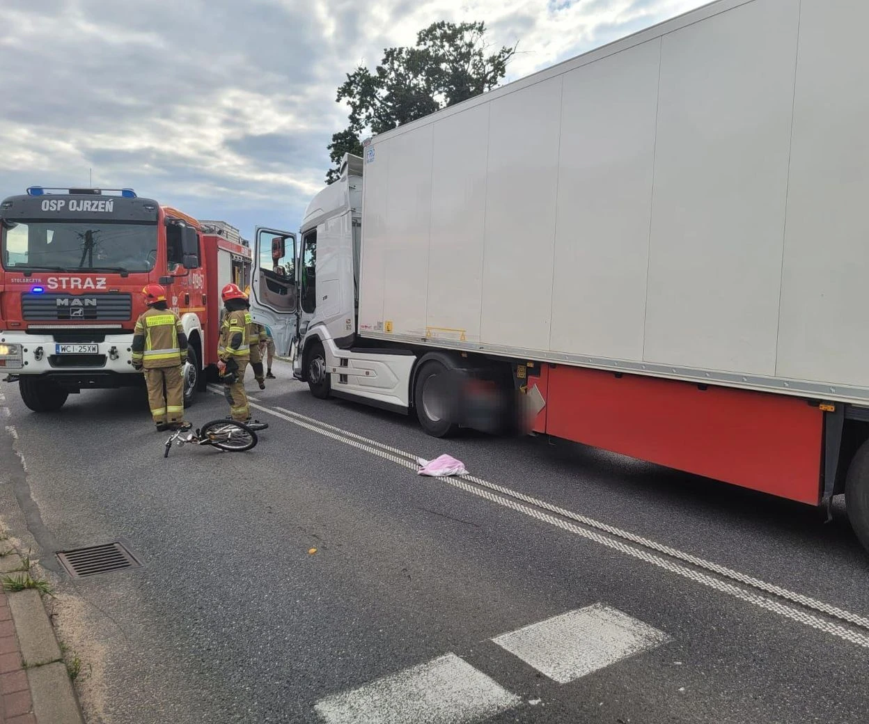 CO SIĘ STAŁO? Tragedia w Ojrzeniu. Ciężarówka potrąciła 10-latkę na przejściu dla pieszych