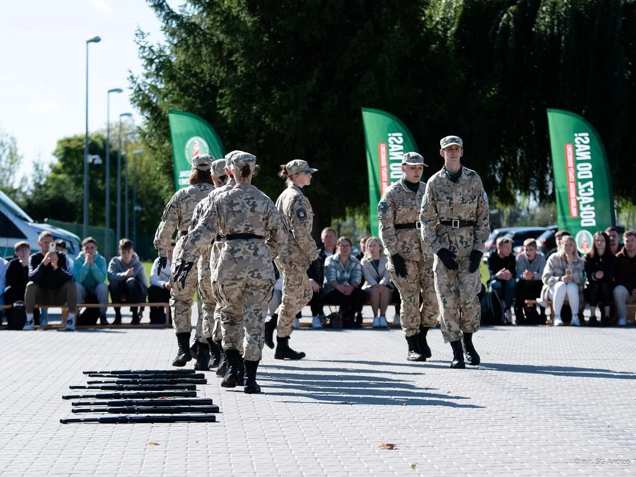 Przegląd Musztry Klas Mundurowych Święto dyscypliny i patriotyzmu – musztra klas mundurowych w Lubaniu
