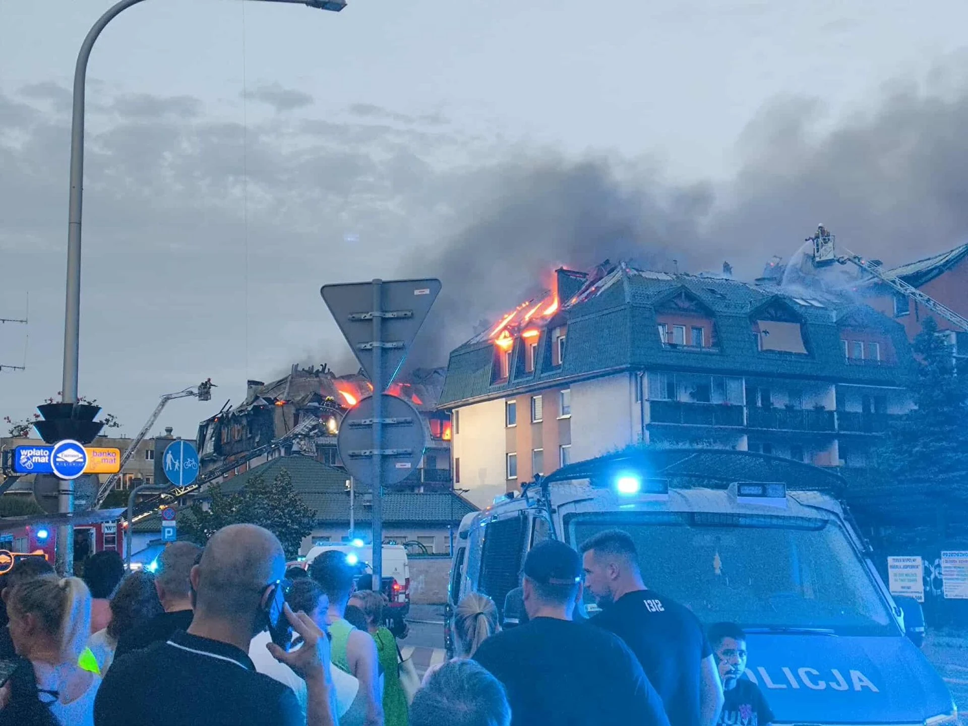 EWAKUACJA Pożar w Ząbkach. Wielkie poruszenie! Ludzie z całego miasta ruszyli z pomocą