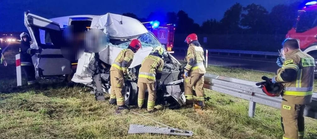 Groza na drodze Poważny wypadek na S17. Bus wbił się pod ciężarówkę