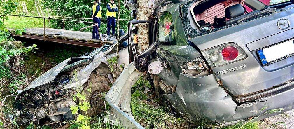 Wypadek śmiertelny Mazda złamała się na pół po uderzeniu w drzewo. Nie żyje 18-latek