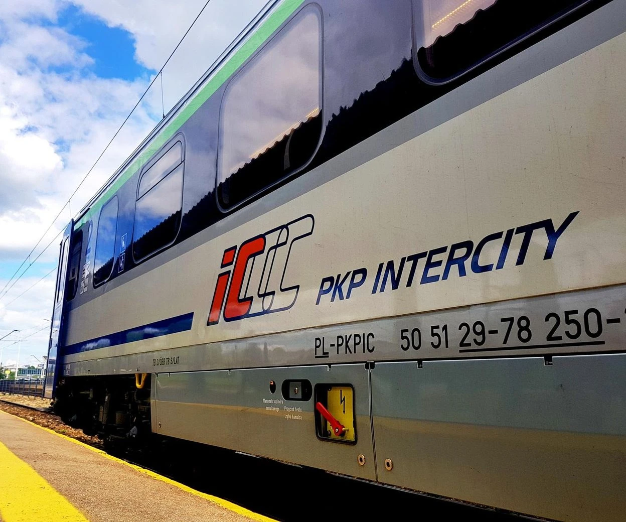 Więcej miejsc w pociągach Jedziesz pociągiem na długi weekend? Intercity ma ważny komunikat!
