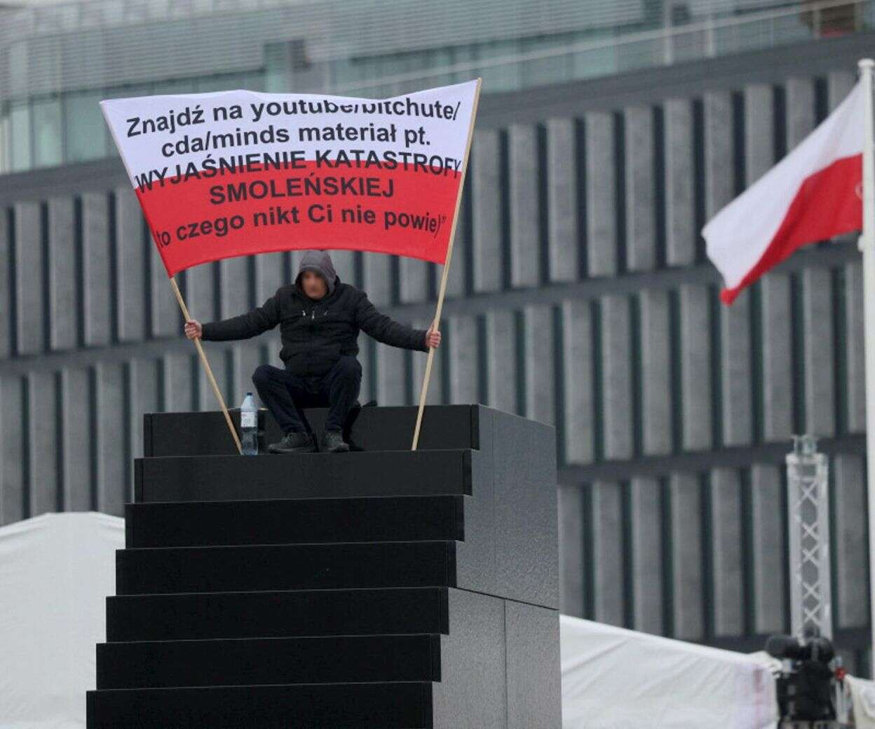 Pilne Mężczyzna z transparentem wszedł na pomnik Smoleński!