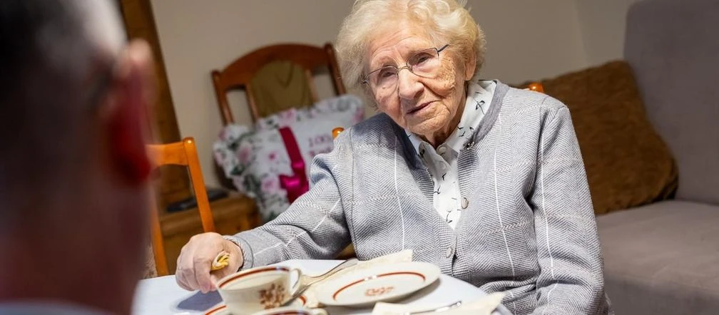 Najlepsze życzenia! Pani Jadwiga z Bydgoszczy nie zwalnia tempa! 100 lat życia i radość w każdym dniu