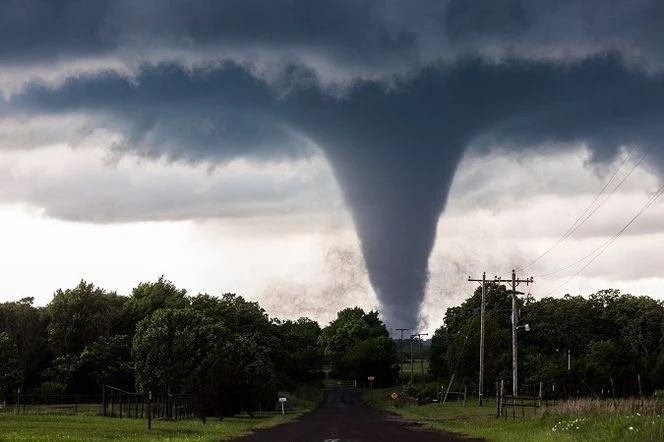 OSTRZEŻENIE Szalejące tornado zrywa dachy! Grad jak piłki golfowe, a to dopiero początek