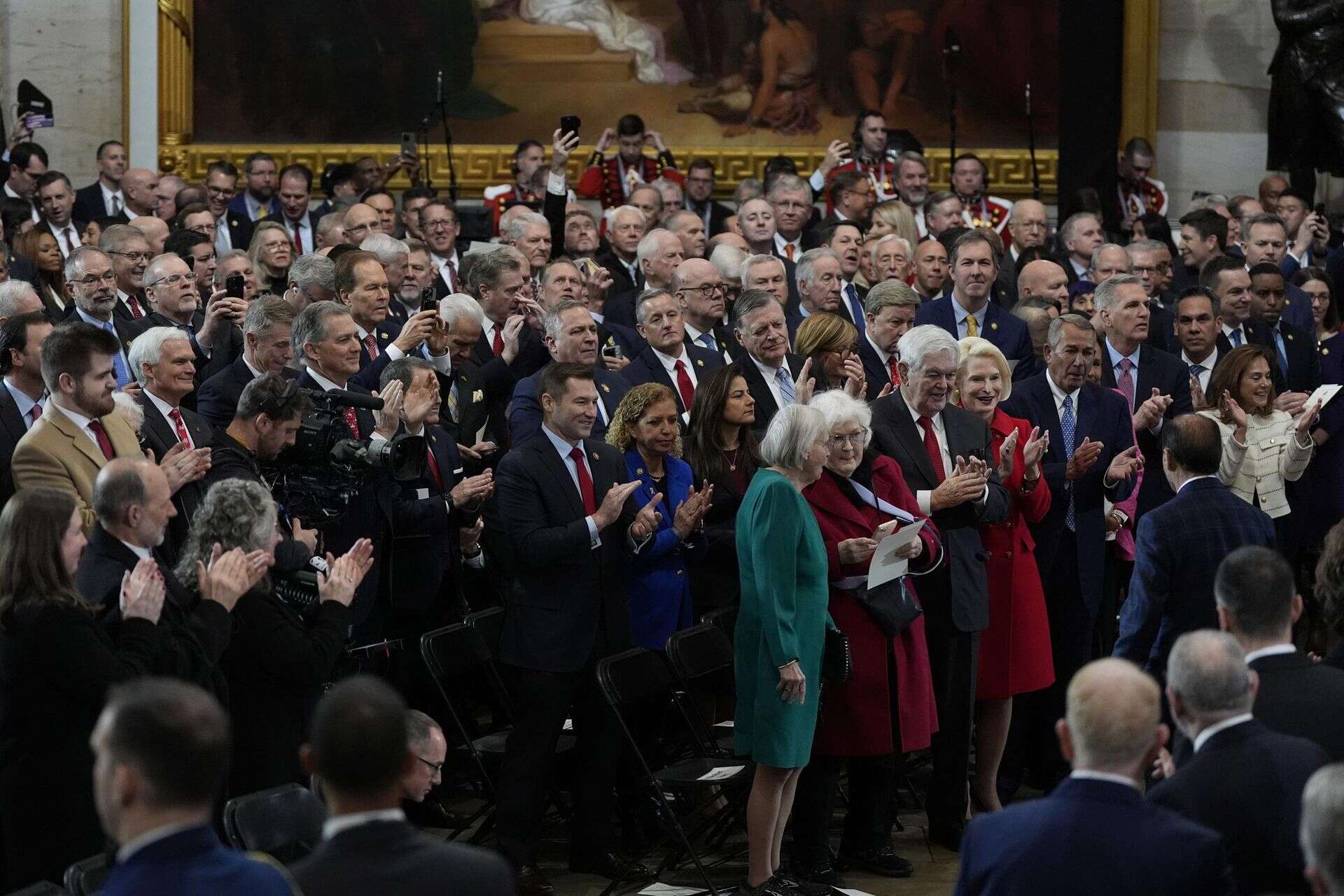 ZEBRALI SIĘ W KAPITOLU Goście na inauguracji Trumpa! Jeden z gości przyszedł w krótkich dresowych spodenkac…