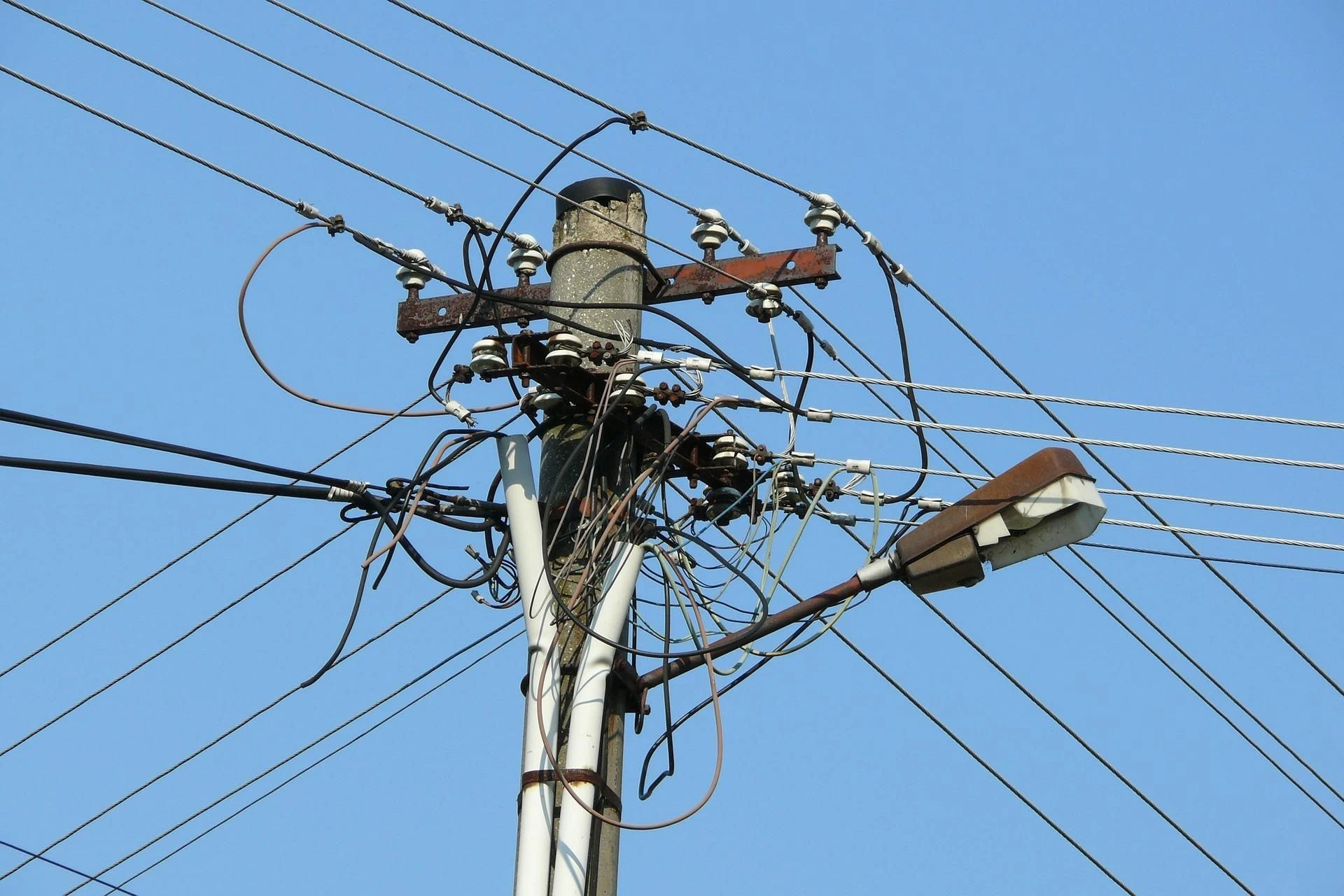 Wszedł na słup energetyczny Makabryczna śmierć mężczyzny. Ściągali go z wysokości 30 metrów
