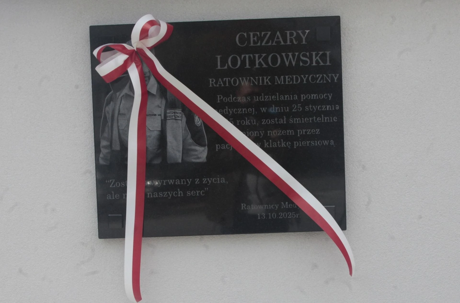 Dzień Ratownika Medycznego Tablica ku pamięci zabitego na służbie ratownika medycznego. Śmierć 64-latka poruszyła całe środowisko