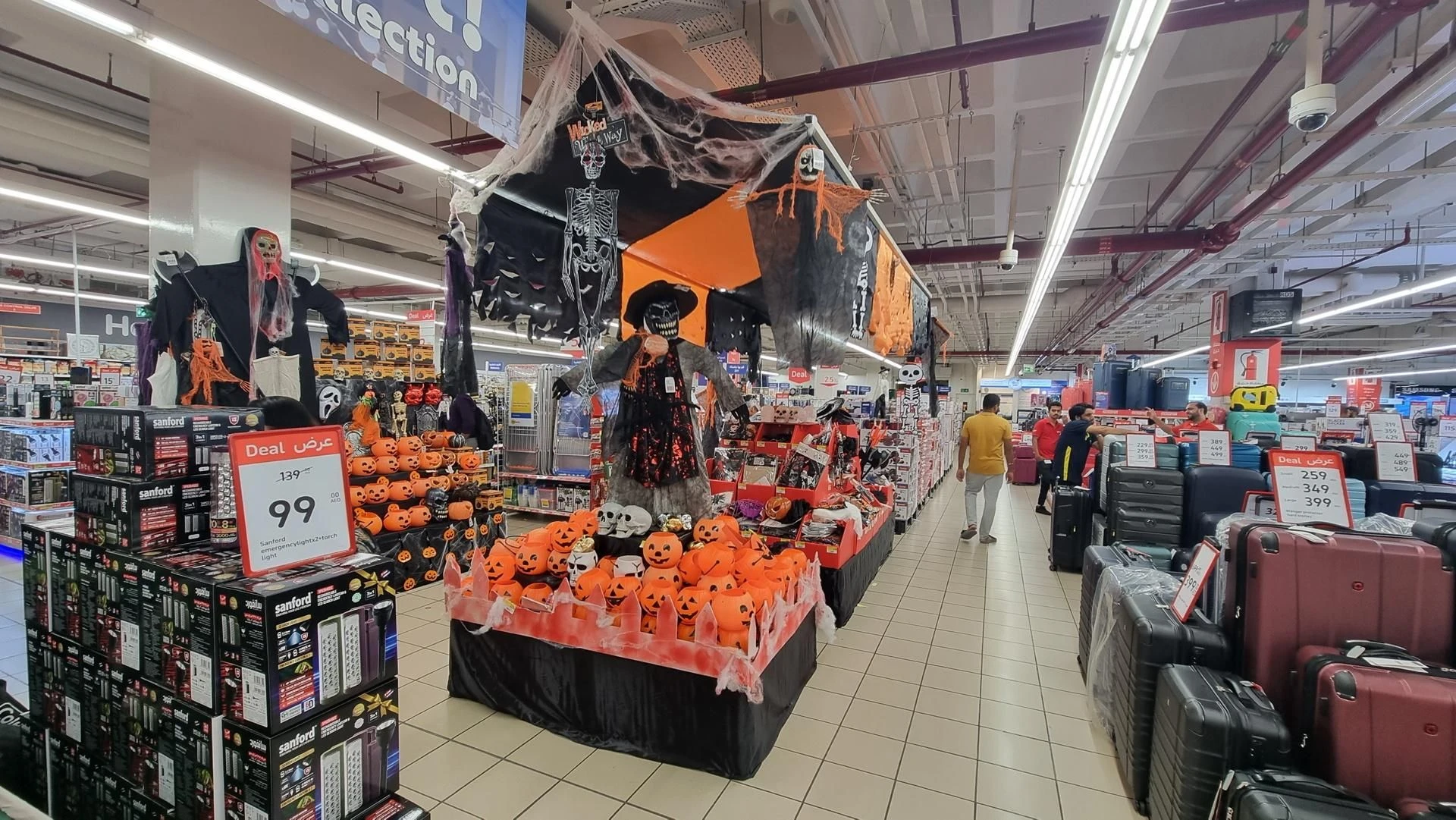nie za szybko? W sklepach już straszą. Kiedy jest Halloween 2025?