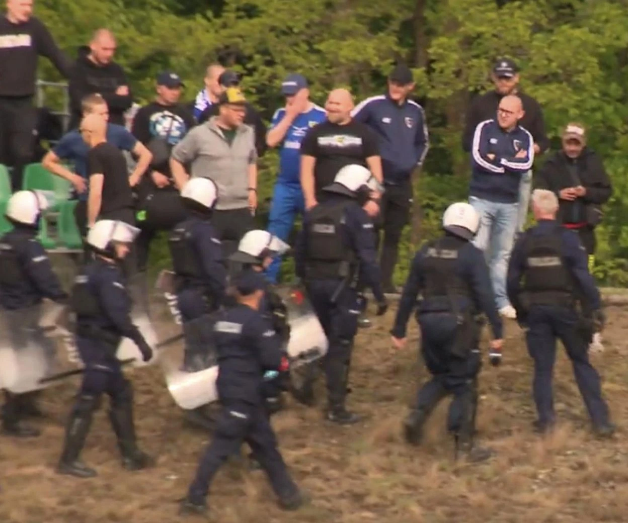 Burda kiboli Pseudokibice pobili się na murawie. Pobili się o transparent! Interweniowała policja…