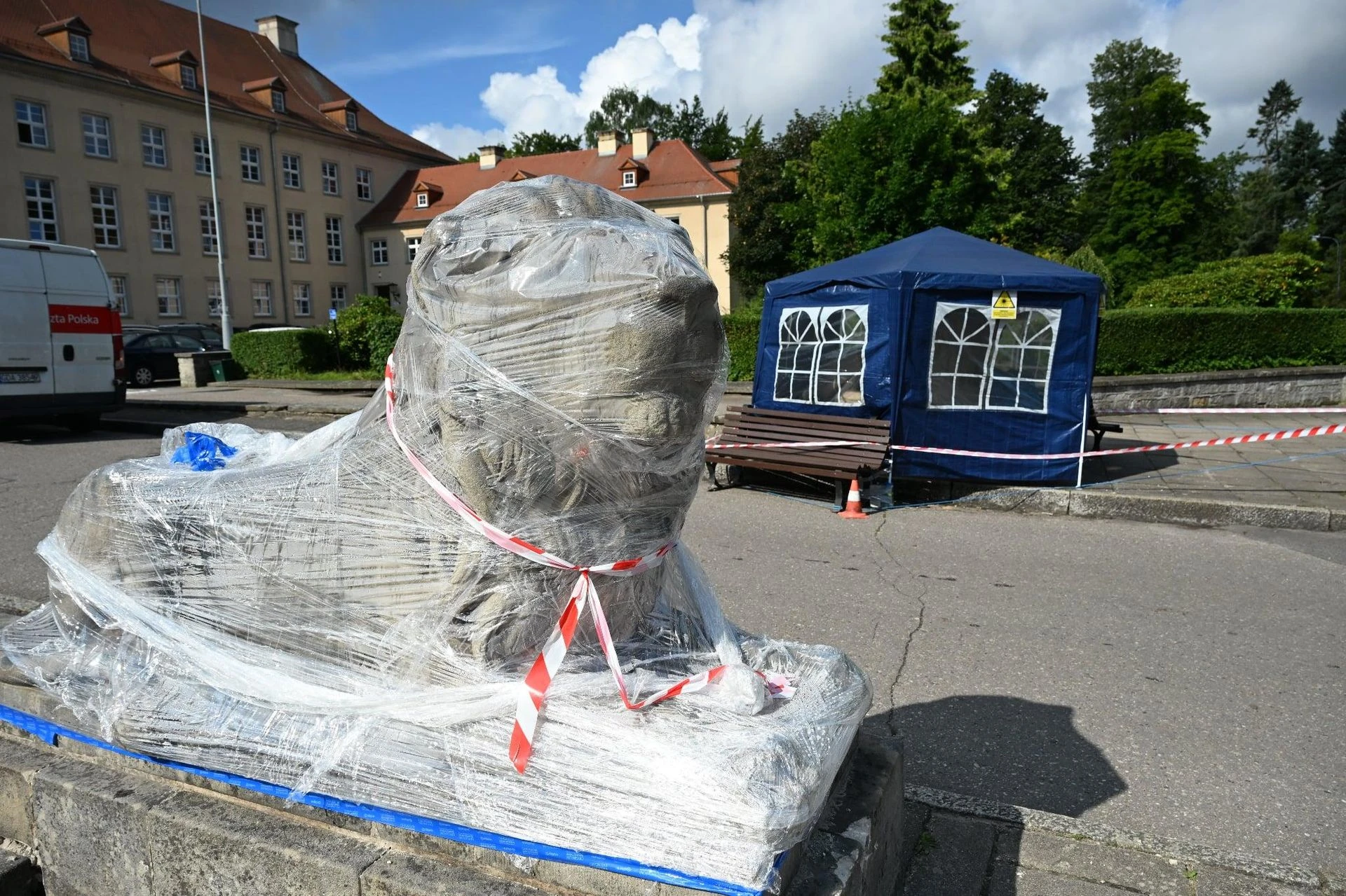 O co chodzi? Jednego owinęli folią, a drugiego schowali w namiocie. Co się dzieje zabytkowymi lwa…