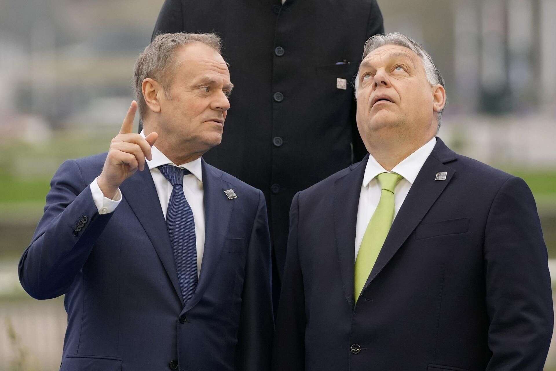 iskrzy coraz mocniej Donald Tusk idzie na wojnę z Viktorem Orbanem?! Jest coraz gorzej, kolejny cios!