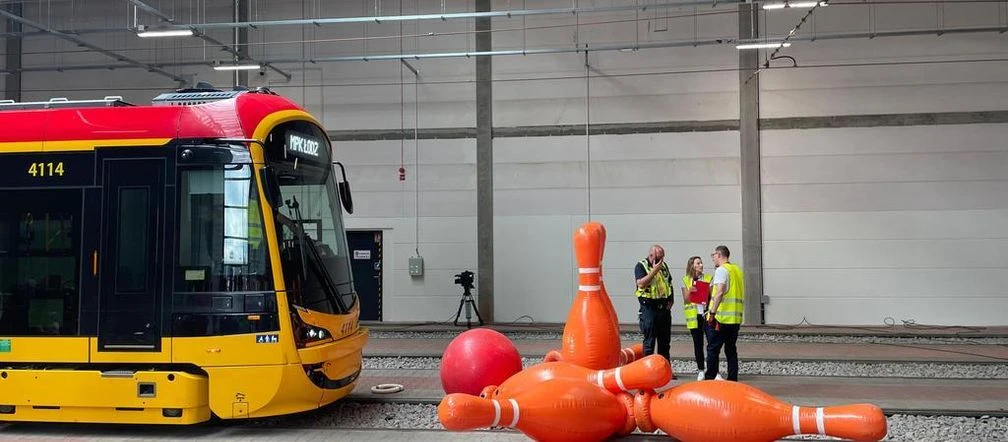 ZOBACZ Grają tramwajem w kręgle! Niezwykłe zawody motorniczych w Warszawie