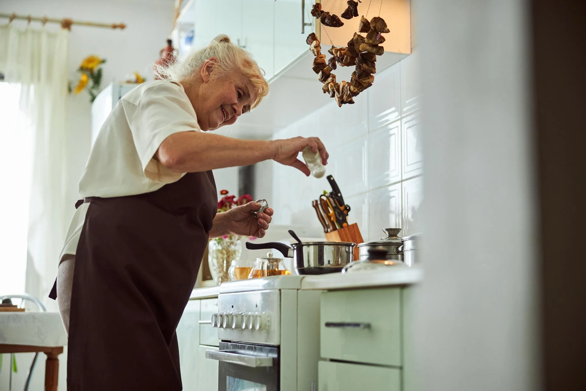 Babcina receptura Ta zupa to antidotum na przeziębienie naszych babć. Bezwarunkowo musi zawierać ten 1 składnik. Przepis na rosół