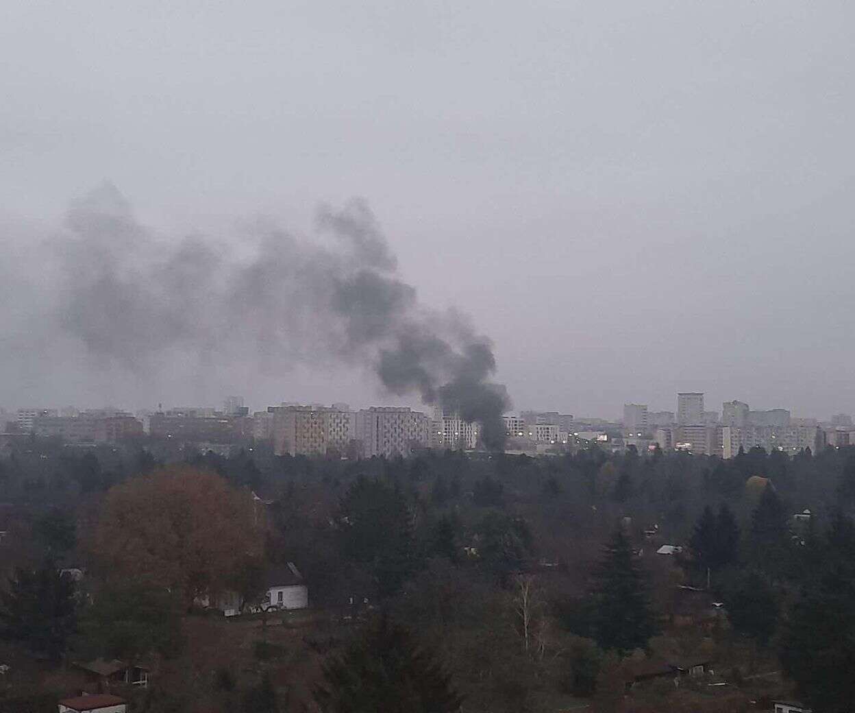 CO PŁONIE? Kłęby czarnego dymu nad Saską Kępą w Warszawie. Co się dzieje?