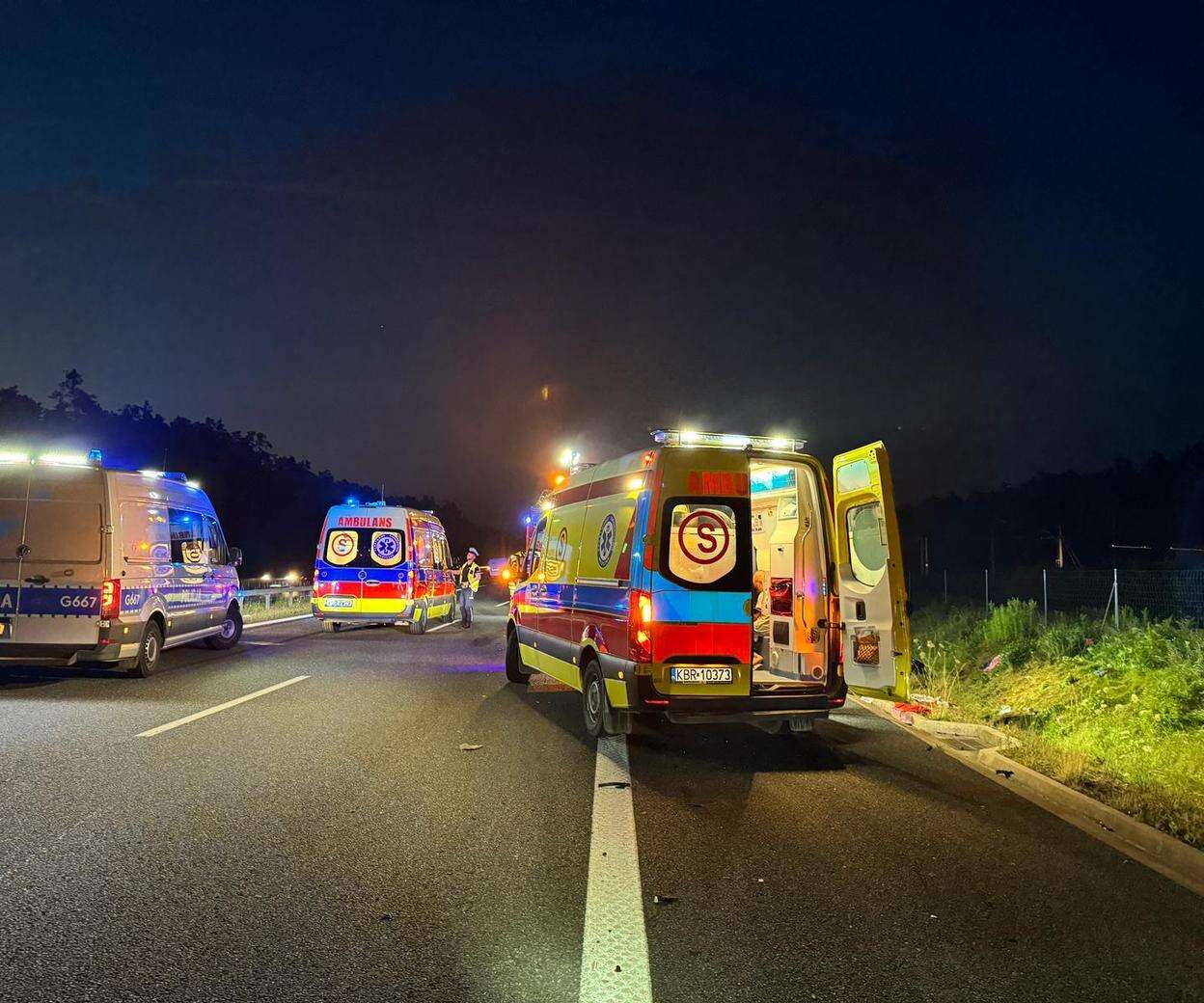 Karambol Dzieci brały udział w wypadku na autostradzie A4 pod Tarnowem. W środku nocy fiat na…