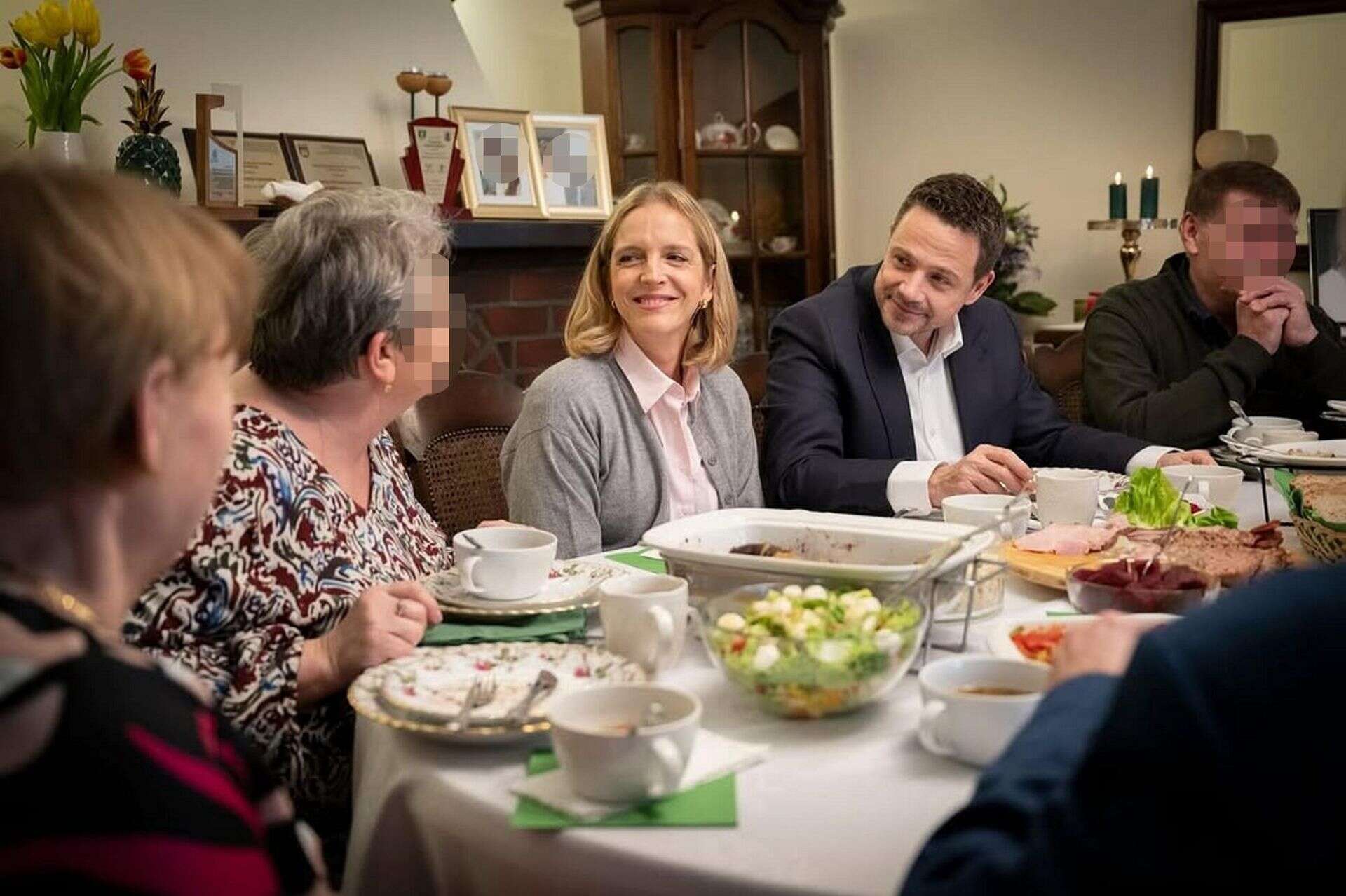 staropolska biesiada Dorota i Andrzej zaprosili do siebie Trzaskowskiego i jego żonę Małgorzatę. Oto, co …