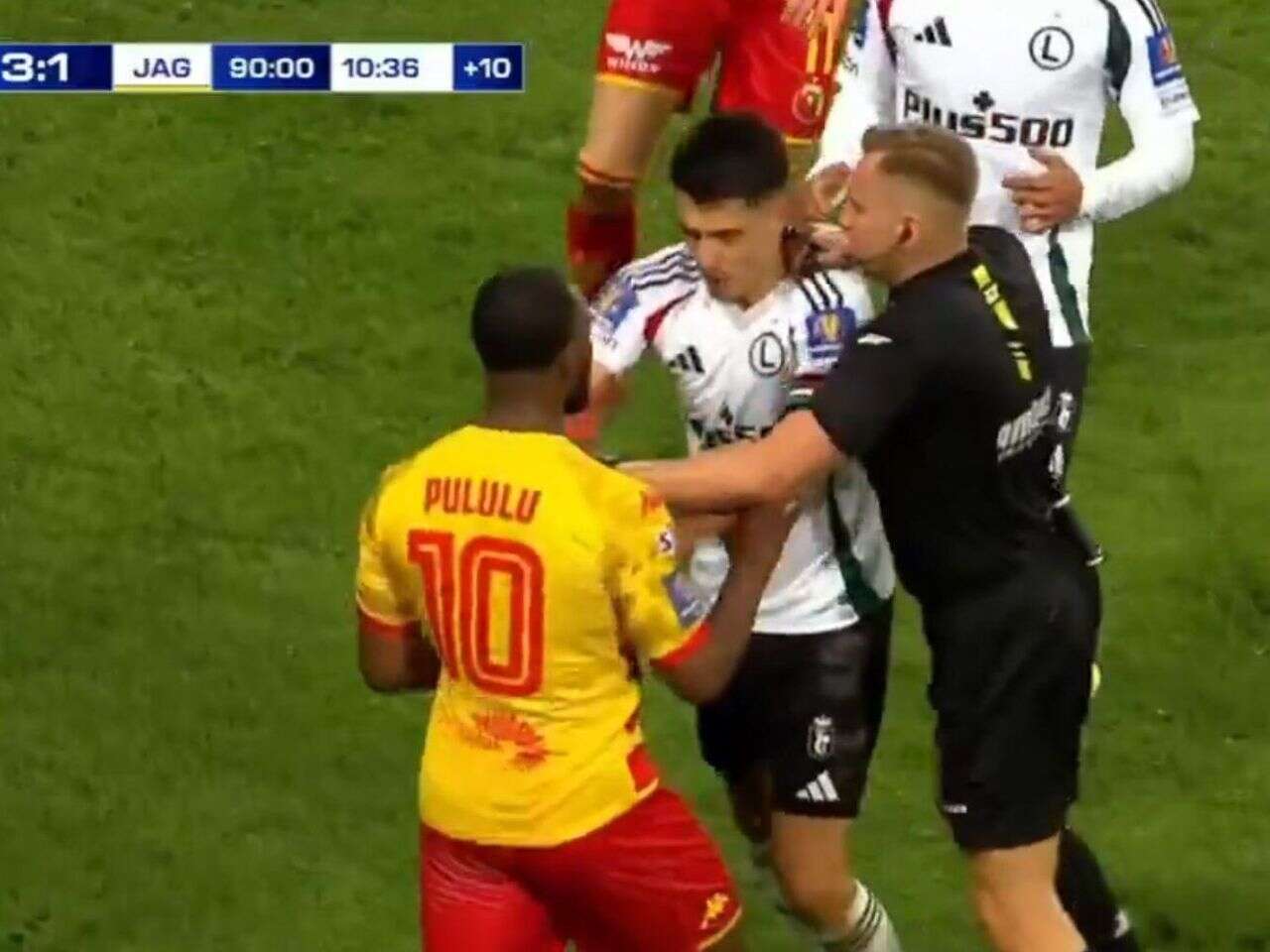 Gorąco w Pucharze Polski Ogromna awantura w meczu Legia – Jagiellonia! Piłkarze ruszyli na siebie. Rozdzielal…