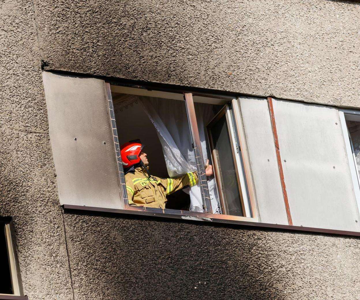 TRAGEDIA W OSTROWIE WIELKOPOLSKIM Pożar w bloku! Nie żyje mężczyzna, 10 osób rannych. 7-letnie dziecko w szpitalu