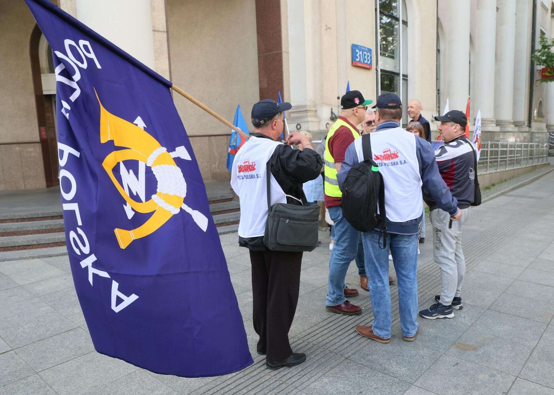 Zwolnienia grupowe Tak wyglądają zwolnienia w Poczcie. Listonosz straci 1500 zł za miesiąc