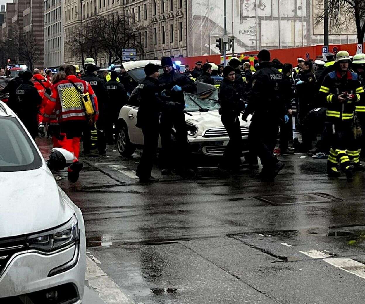 Dramat w Niemczech PILNE. Samochód wjechał w tłum w Niemczech, 15 rannych. Zamach tuż przed szczytem?