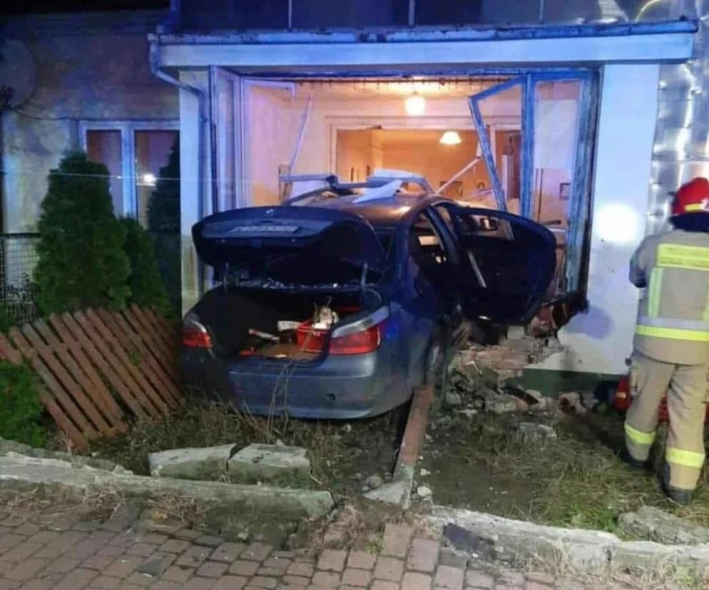 TO CUD, ŻE PRZEŻYŁA BMW przebiło ścianę i zatrzymało się w środku domu. Ranna mieszkanka trafiła do szpitala