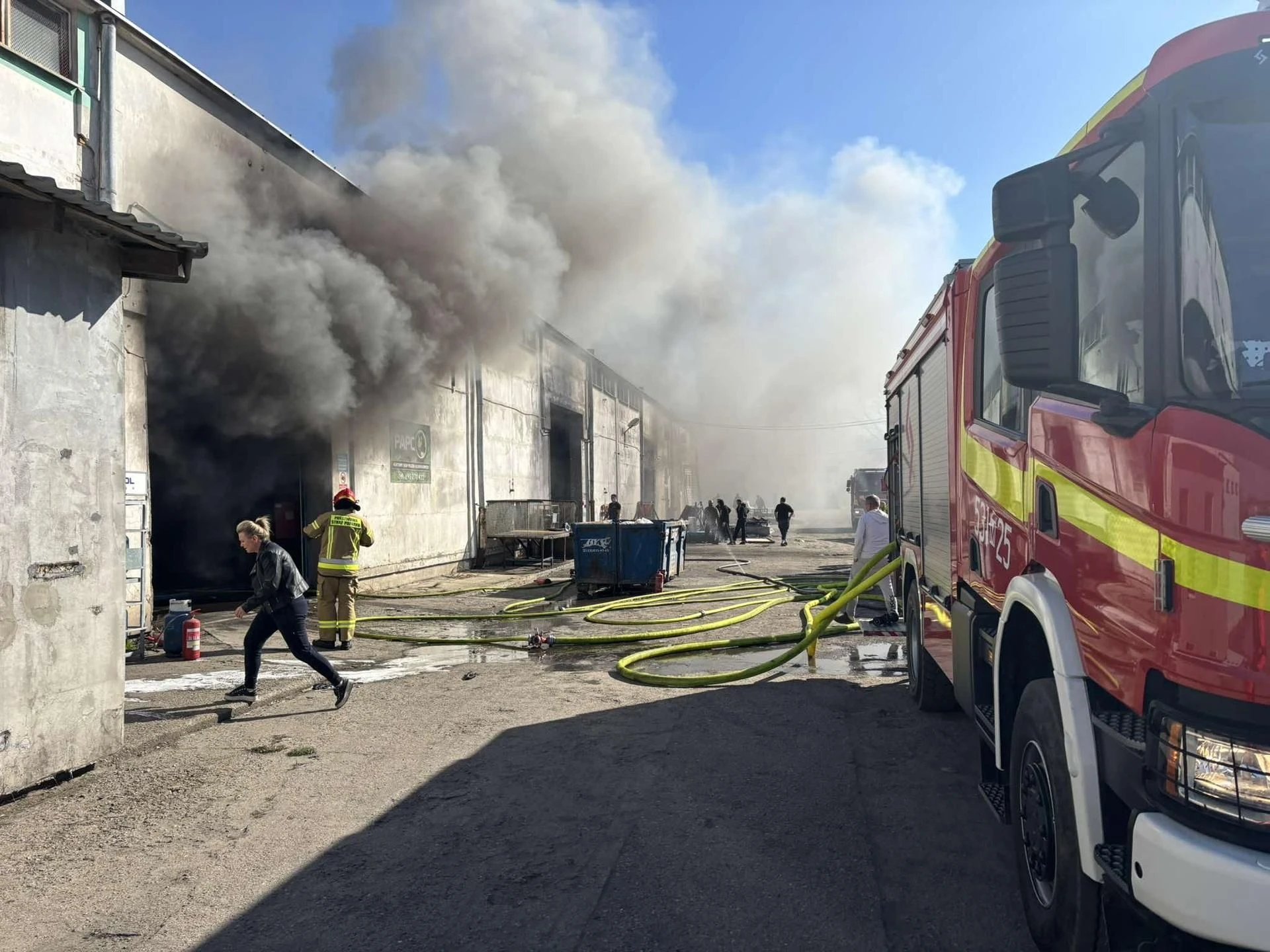 EWAKUOWANO 30 OSÓB Pożar hali w Nowym Dworze Mazowieckim. Jedna osoba poparzona. Pilna ewakuacja pracow…