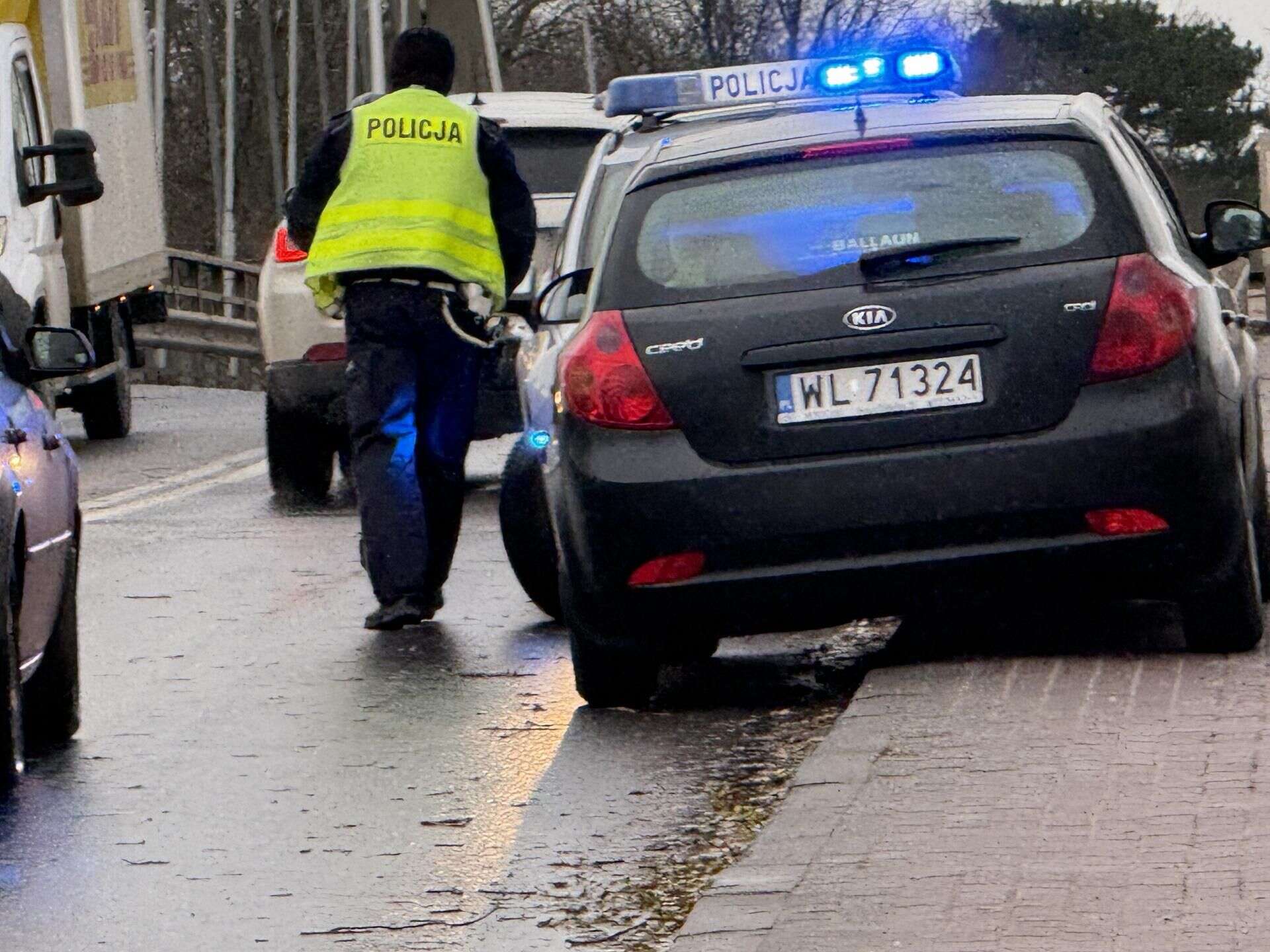 UDERZYŁ W CIĘŻARÓWKĘ Śmiertelny wypadek na wiadukcie w Grodzisku Mazowieckim. Kierowca zasłabł za kierown…