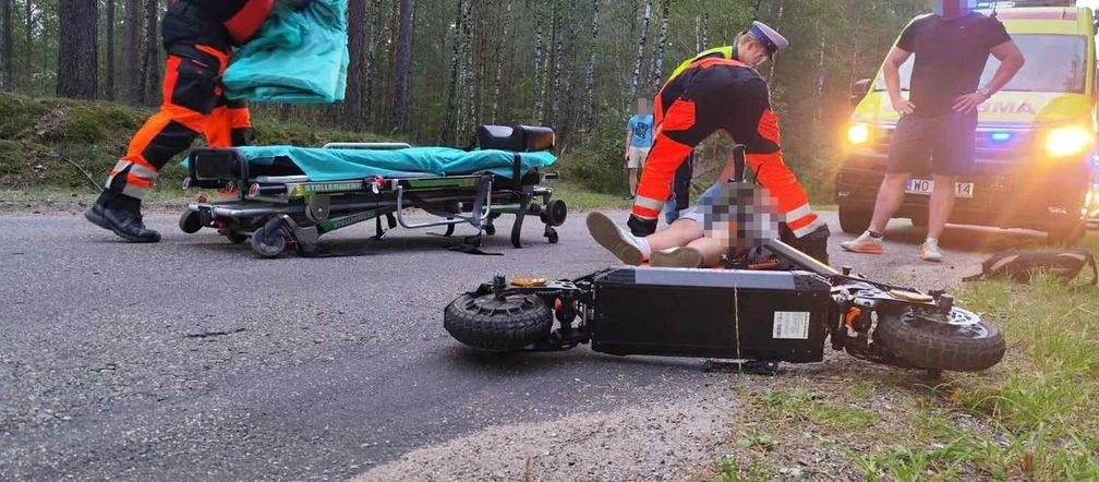 Groza Jechał hulajnogą, runął na asfalt. Chłopiec nie miał kasku