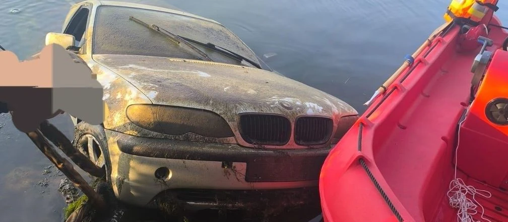 Znamy szczegóły! BMW na dnie jeziora! Tajemnica wyjaśniła się po czterech dniach. Policja: mogło dojść do tragedii