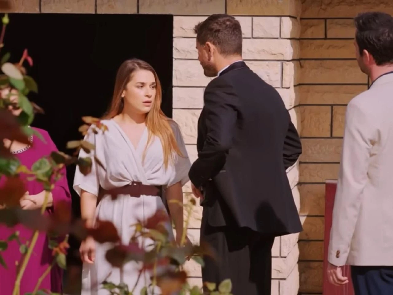 Tureckie seriale Miłość i nadzieja, odcinek 274: Kuzey wyżyje się na Sili po ślubie z Bahar! Popędzi ją z domu, cała rodzina zrobi z niej złodziejkę - ZDJĘCIA