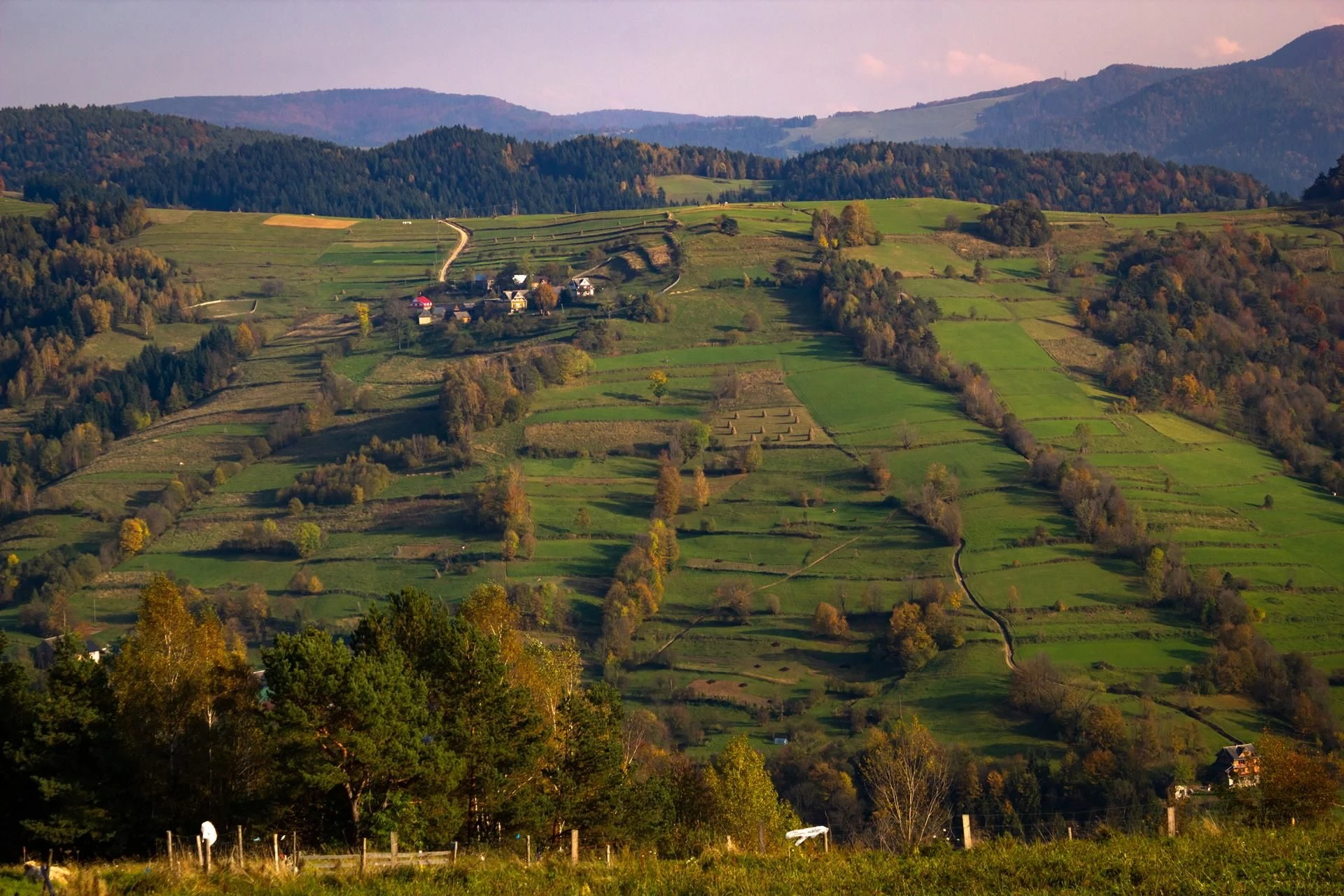 Mało kto zna to miejsce! Królewska wieś z 7 wodospadami. To bajkowe miejsce