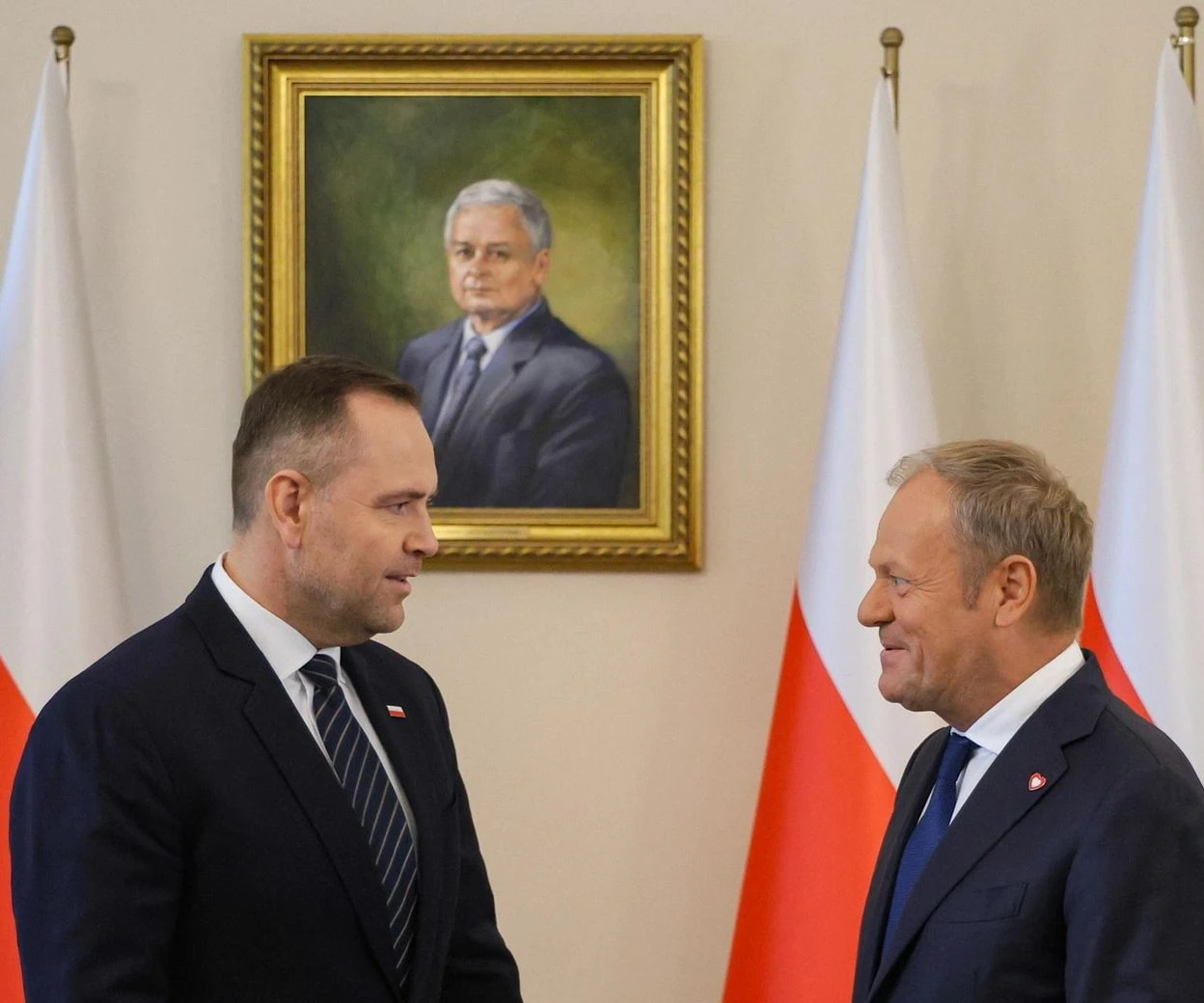 Polityczne wspomnienia sprzed lat Spotkanie Tuska z Nawrockim pod okiem Lecha Kaczyńskiego. Symboliczny patron nad rozmowami w Pałacu