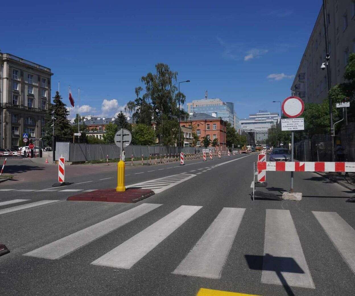 OBJAZDY Zamkną ważną ulicę w Warszawie. Mieszkańcy dojadą do domów przez plac budowy