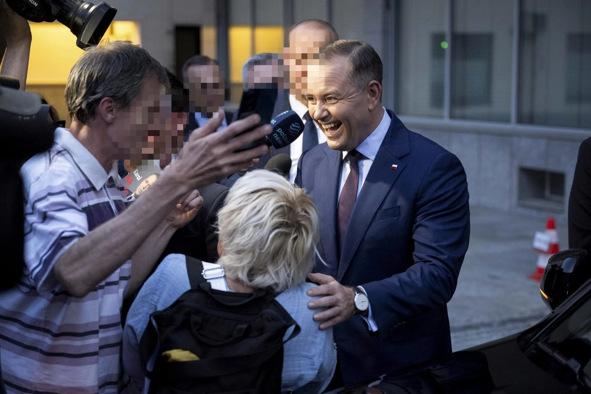 Nie odgradzał się kordonem Tak Karol Nawrocki żegnał się po nagraniu w TV Republika. Zaskoczył wszystkich [ZDJĘ…