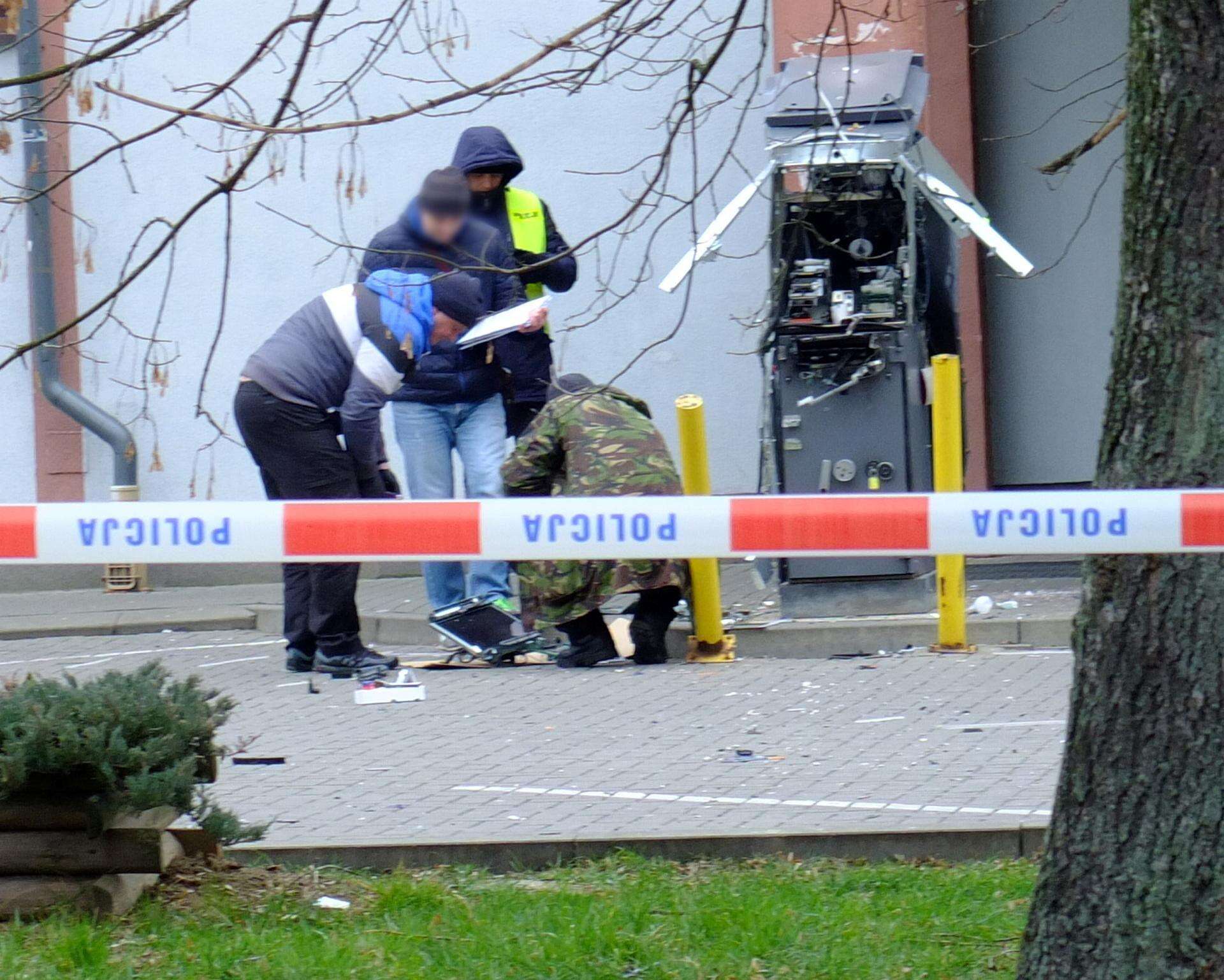 trwa obława Napad na bank we Wrocławiu. Sprawcy wysadzili bankomat i ukradli pieniądze