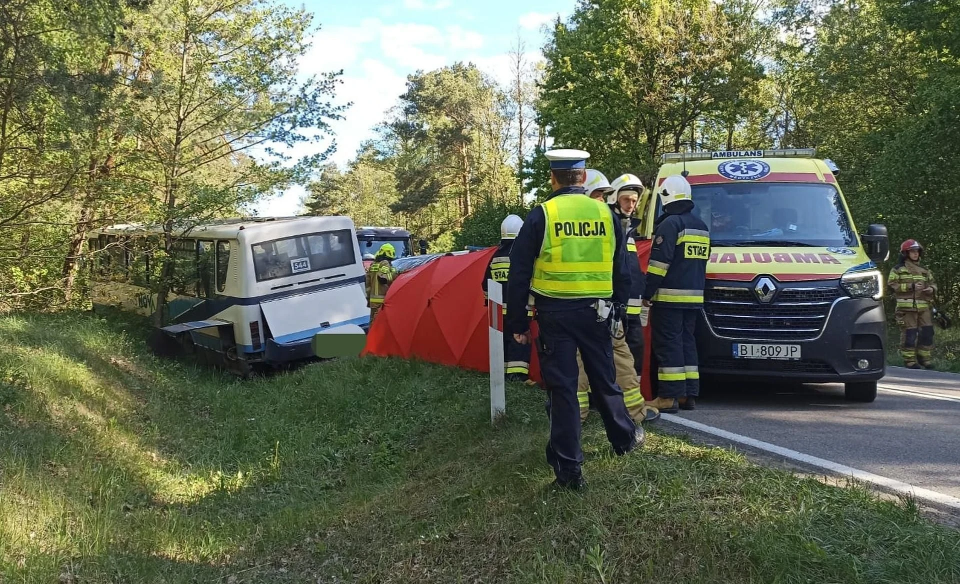 Tragiczny wypadek Tragiczny wypadek autobusu, którym jechały dzieci. Jedna osoba nie żyje