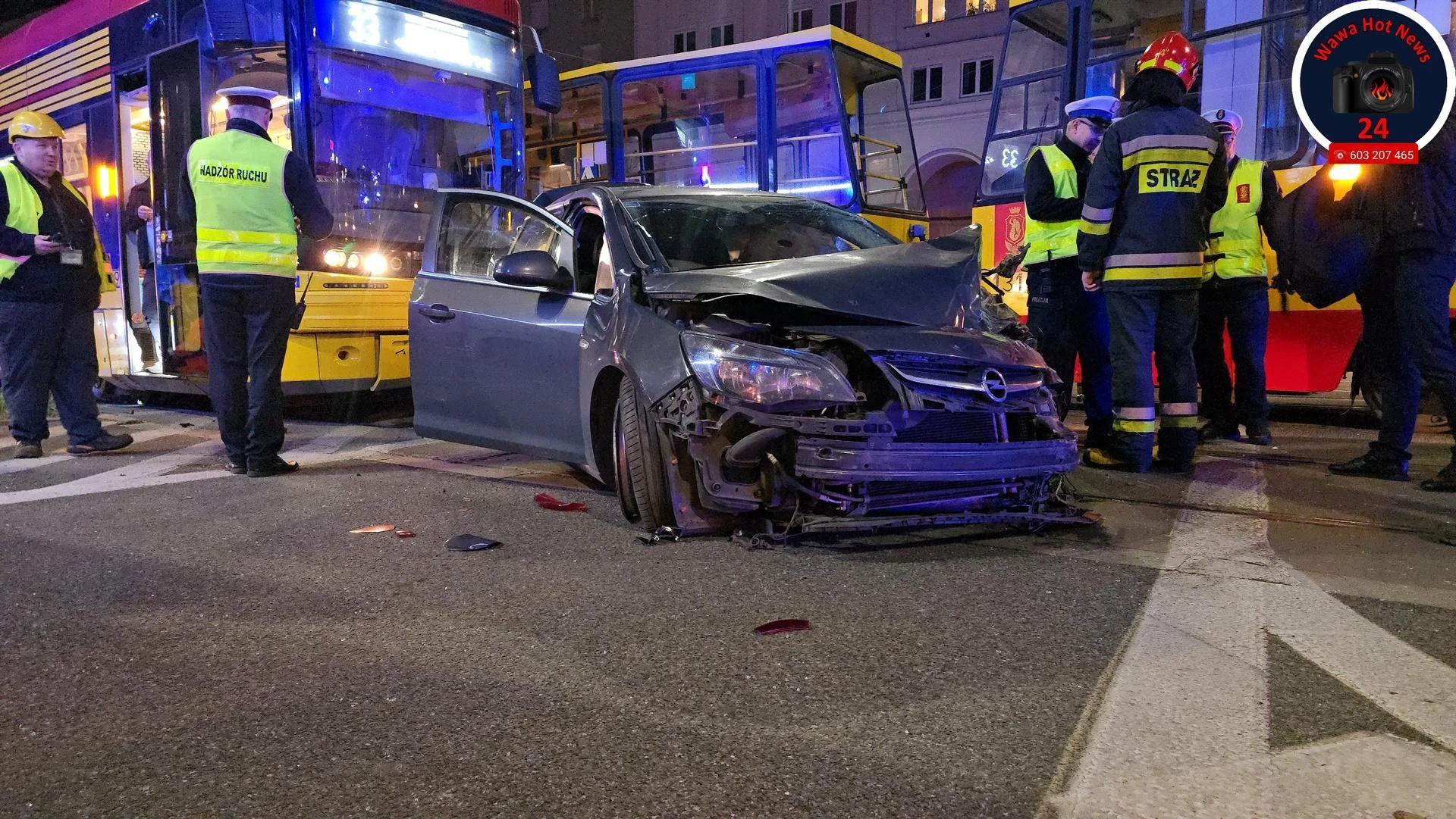Wypadek! Groźny wypadek w Warszawie. Samochód i dwa tramwaje rozbite. Jeden z nich się wykole…