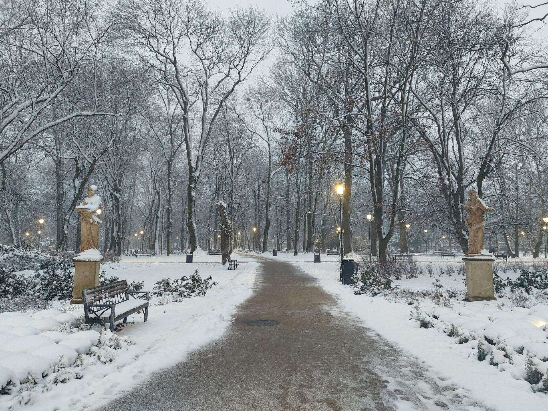 niezwykłe miejsca To najstarszy park w mieście. Pokryty śniegiem wygląda jak z bajki!