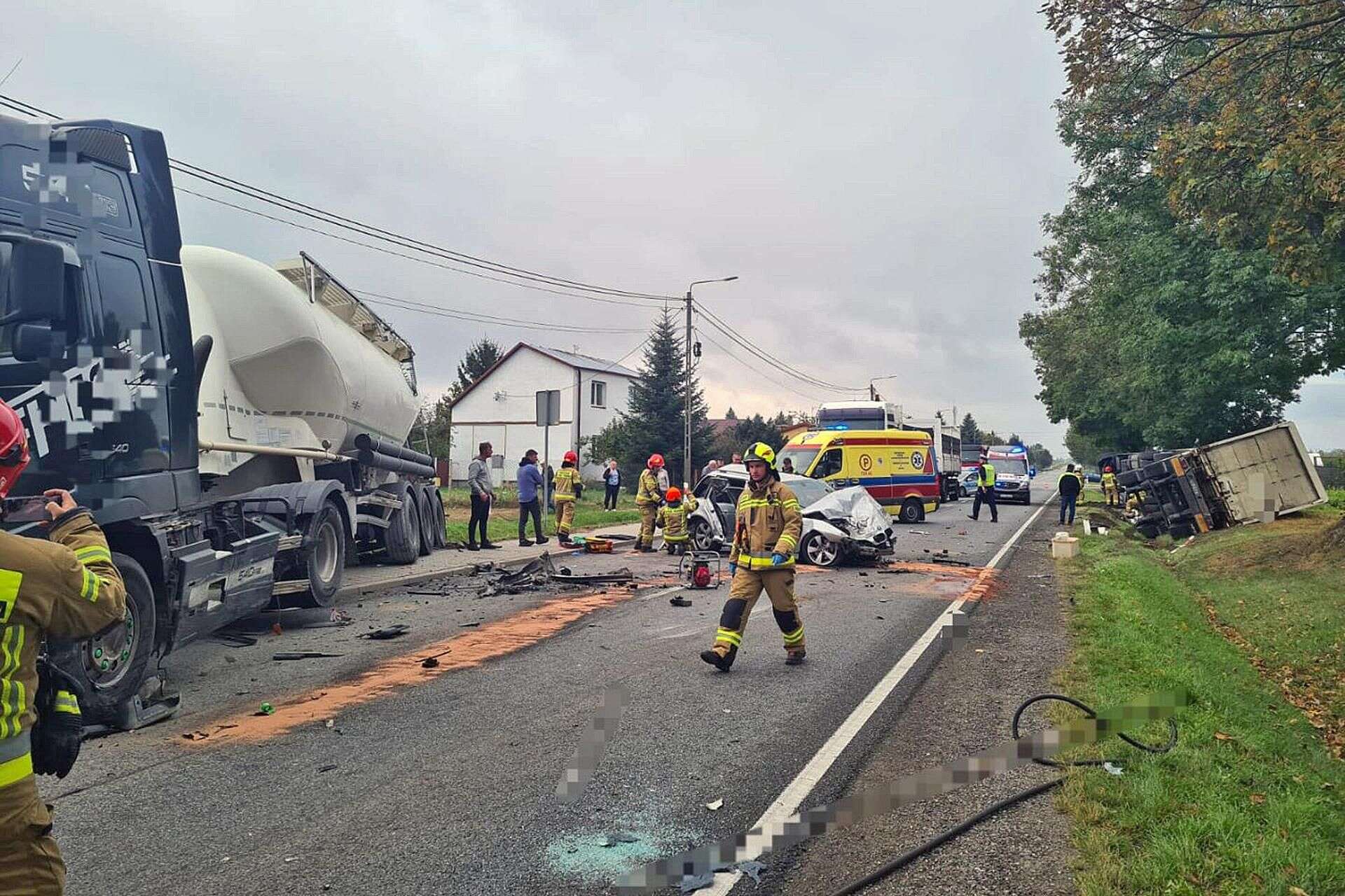 Potężne zderzenie Wielki huk rozerwał powietrze! Ogromne zniszczenia. Dwie ciężarowki i BMW zderzyły s…