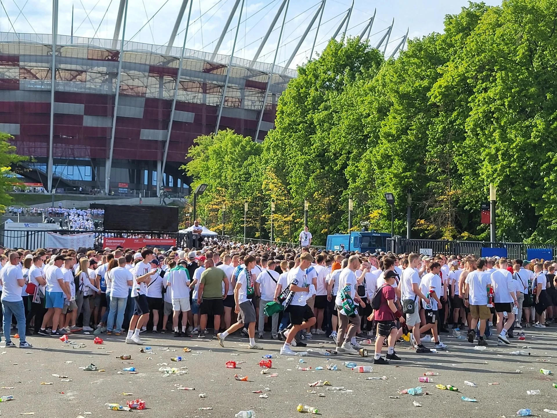 Zrobiło się nerwowo Ogromne problemy z wejściem kibiców Legii na Stadion Narodowy! Mecz trwa, a tłumy po…