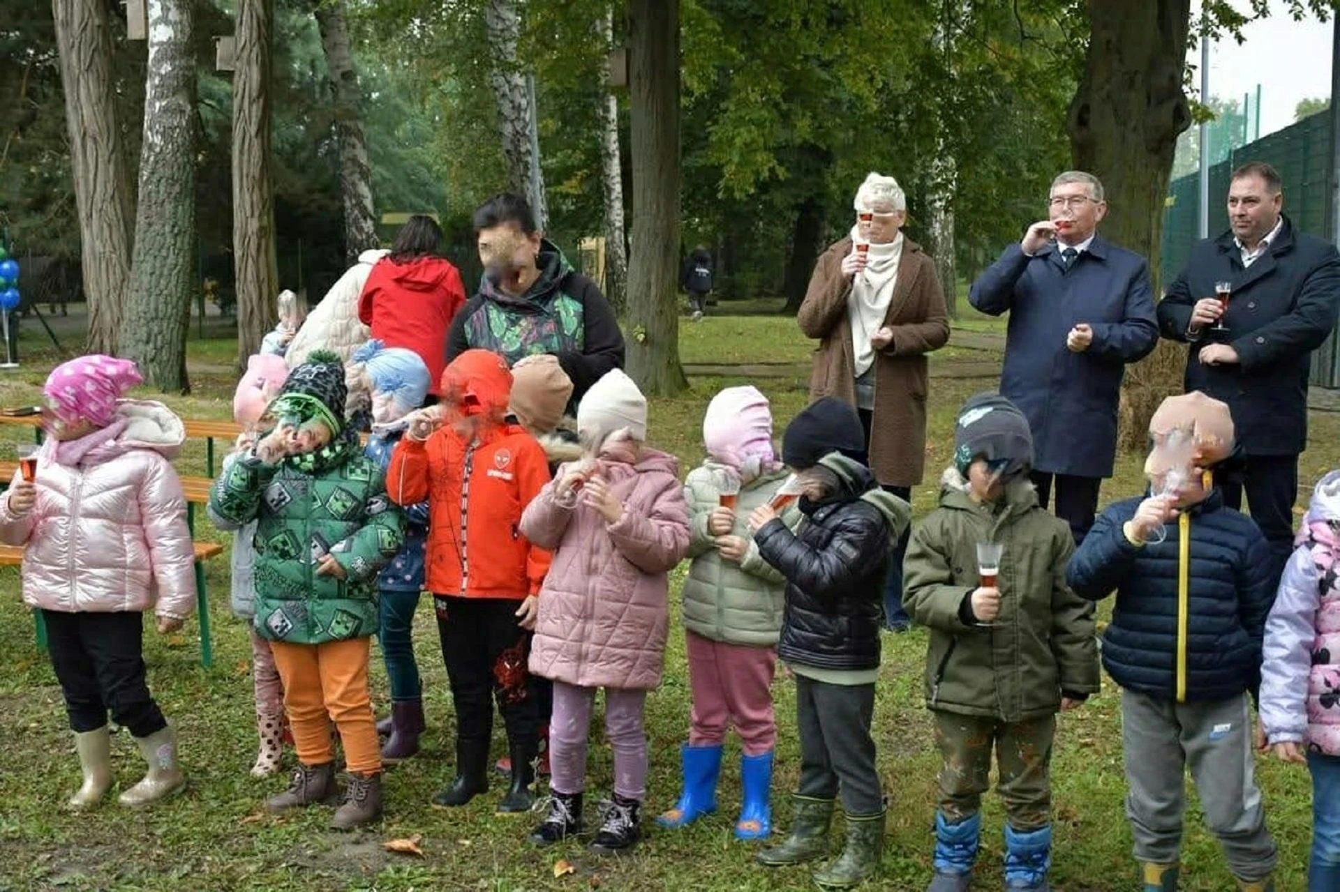 Huczne otwarcie placu zabaw Dzieci z kieliszkami i symboliczny toast. Skandal podczas otwarcia placu zabaw